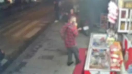 Gaziosmanpaşa’da taciz iddiası üzerine darp edilen ailenin yaşadıkları güvenlik kamerasına yansıdı