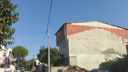 2 yaşındaki çocuk 3. kattan beton zemine düştü