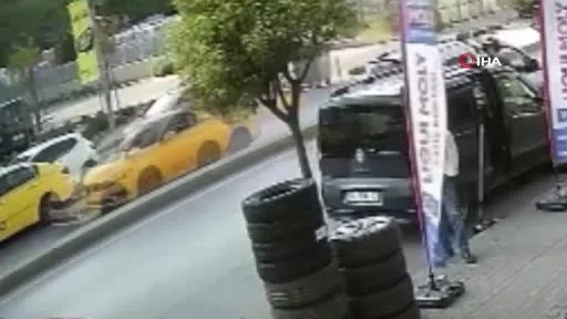 Güngören’de kaza yapan aracın takla attığı anlar kamerada