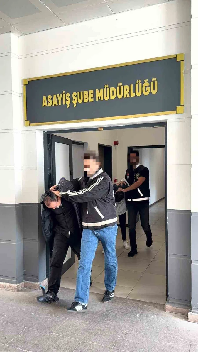 İş görüşmesi bahanesiyle açtırdıkları hesaplardan kredi çekip, paraları kendi hesaplarına aktardılar