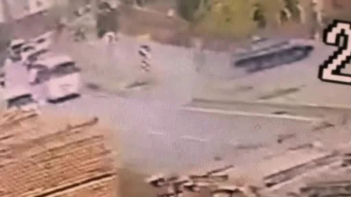 Ara sokaktan çıkan araca çarpmamak için refüje daldı… O anlar kamerada