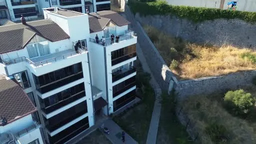 Bursa’da tadilat sırasında balkona düşen işçi yaralandı