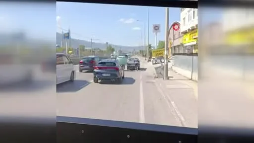 Bursa’da motokuryeden arızalanan otomobili itmek için ilginç yöntem