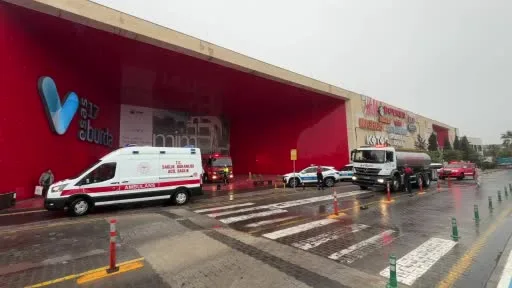 Çanakkale’de 17 Burda AVM’deki bir elektronik mağazasında yangın çıktı