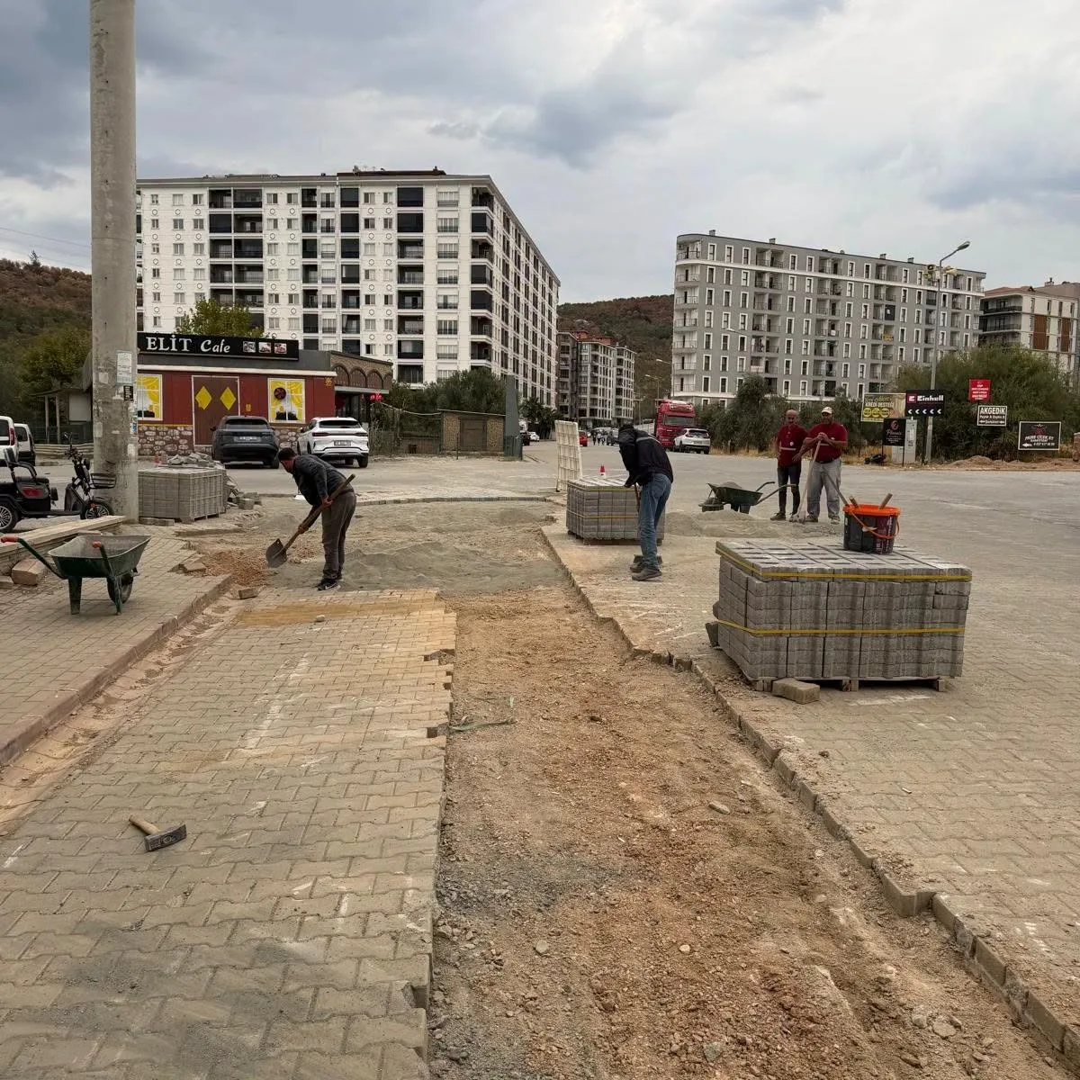 Edremit’te yol çalışmaları sürüyor