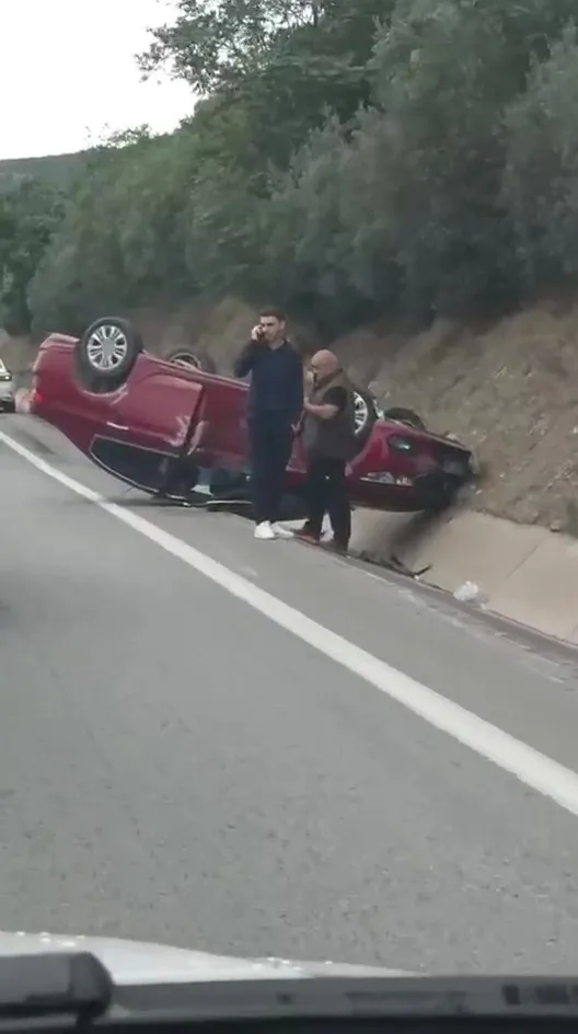 Kocaeli’de kontrolden çıkan otomobil takla attı