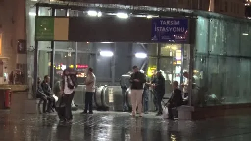 İstanbul’da etkili olan sağanakta vatandaşlar tramvaya sığındı