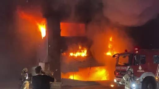 Esenyurt’ta yan yana bulunan iş yerlerinde yangın