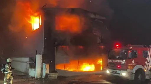 Esenyurt’ta lastikçi dükkanında çıkan yangın 5 iş yerine sıçradı