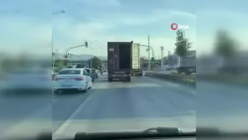 Bursa’da tırın açık kalan dorse kapağı tehlike saçtı