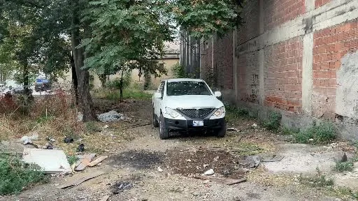 Kendini otomobile kilitleyen kadın ekiplere zor anlar yaşattı