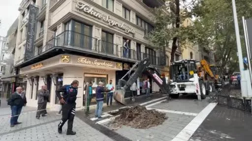 Fatih’te ‘dükkanın önünü kapatıyor’ denilerek kesilen ağacın yerine yenisi dikildi