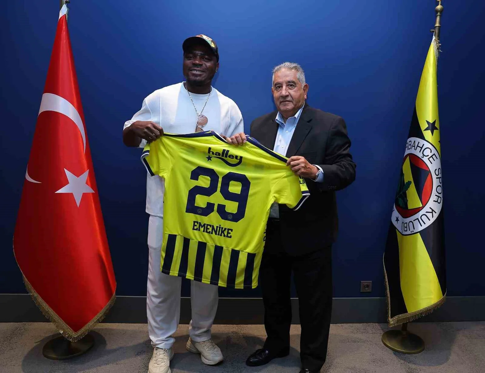 Emmanuel Emenike’den, Fenerbahçe’ye ziyaret