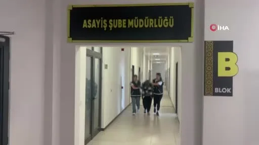 Babasını öldüren annesinin gözyaşlarını mahkeme salonunda sildi