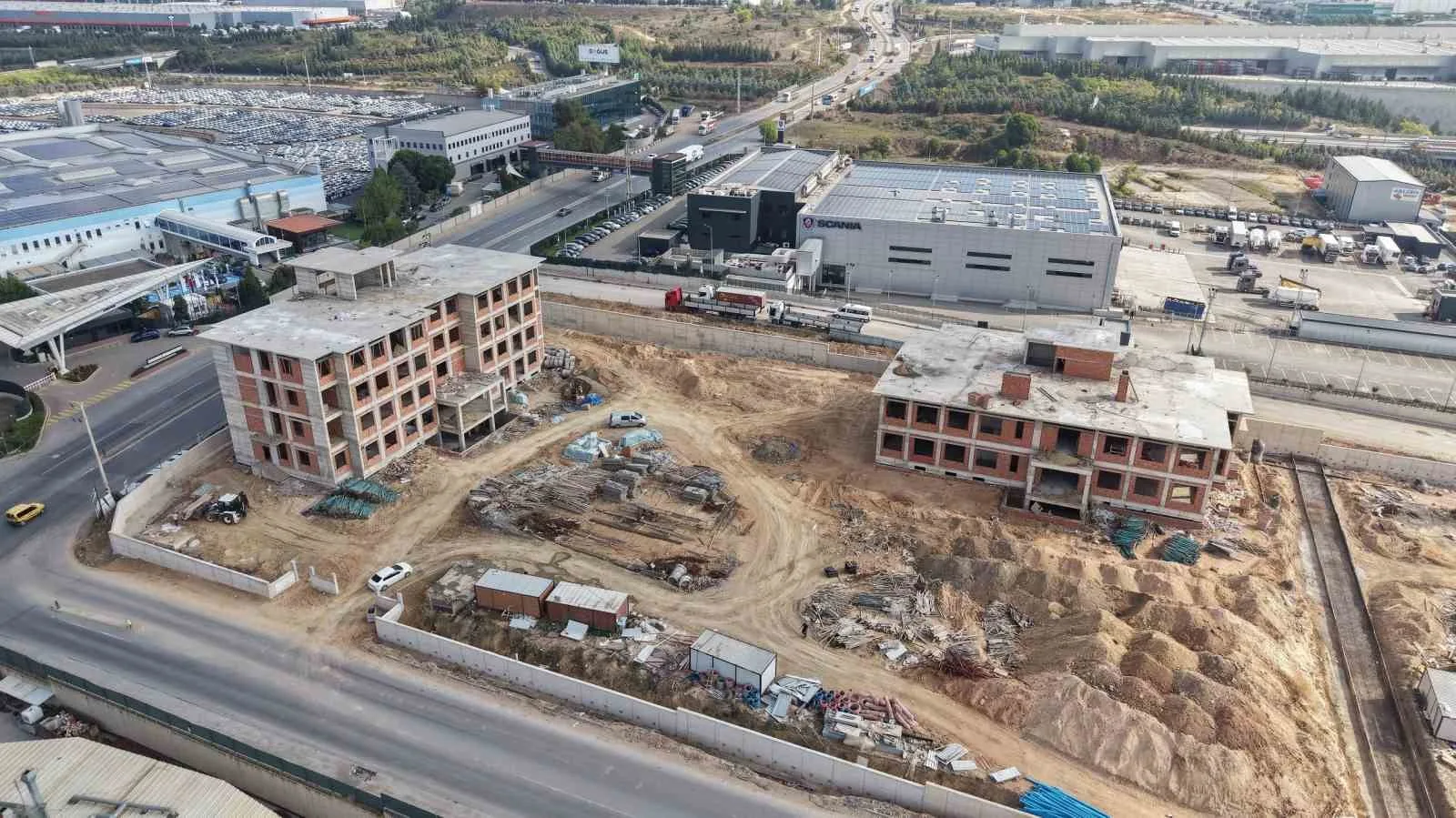Çayırova’da inşa edilen meslek lisesinin kaba inşaatı tamamlandı