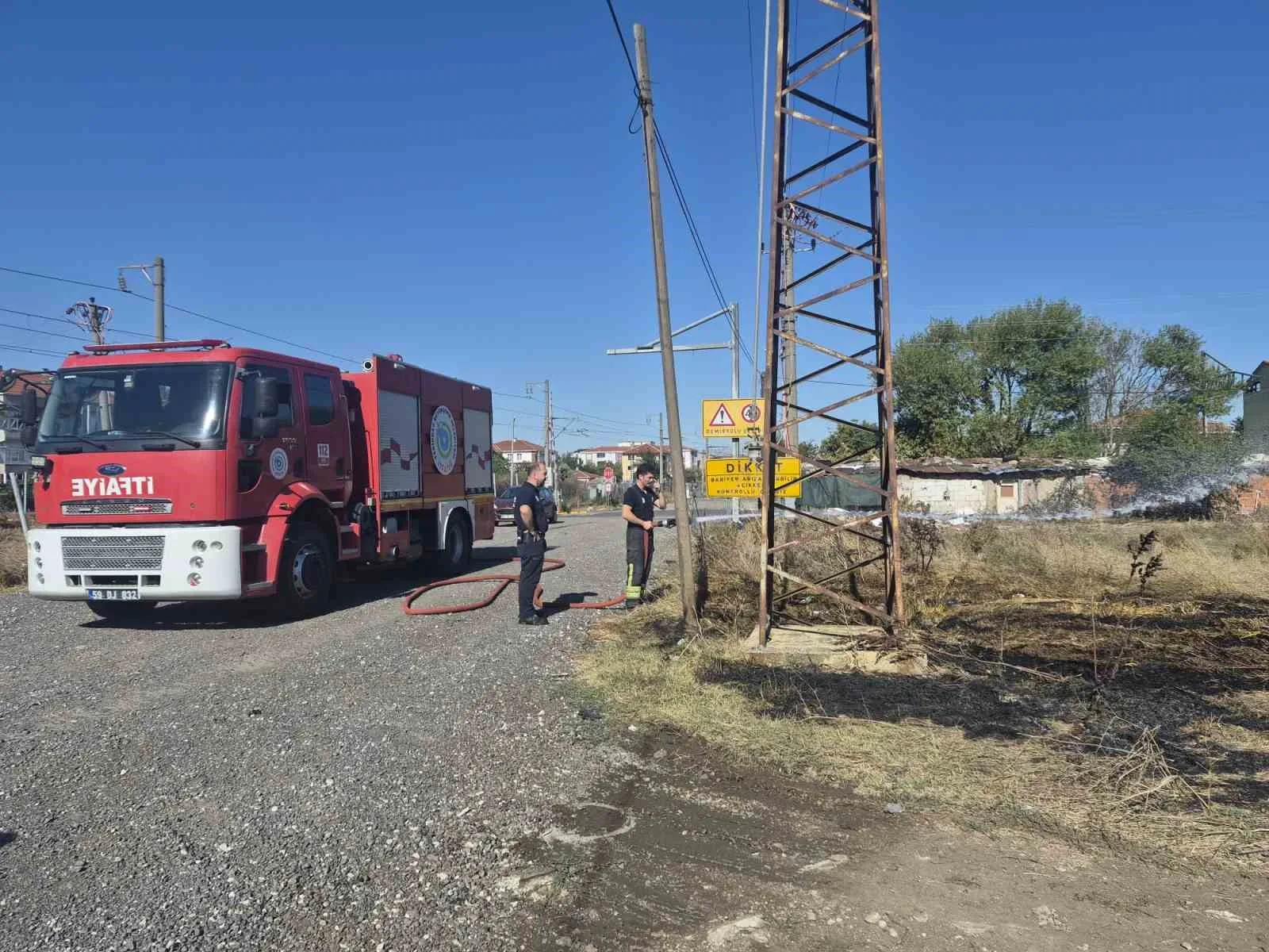 Muratlı’da arsa yangını itfaiye büyümeden söndürdü
