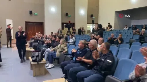 Toplantıda tansiyon yükseldi, yetkililer çareyi salonu terk etmekte buldu