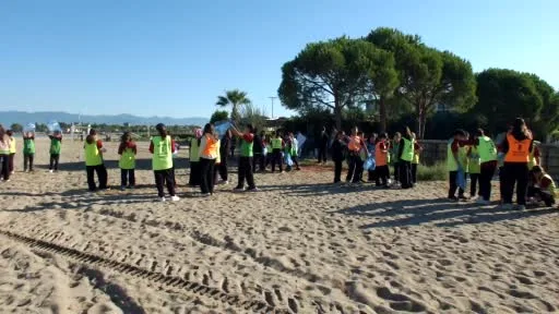 Balıkesir’de öğrenciler Dünya Temizlik Günü’nde sahil temizliği yaptı