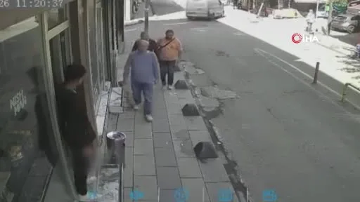 Bayrampaşa’da kaza yapan otomobil kaldırımdaki yayalara çarptı: 2’si ağır 5 yaralı