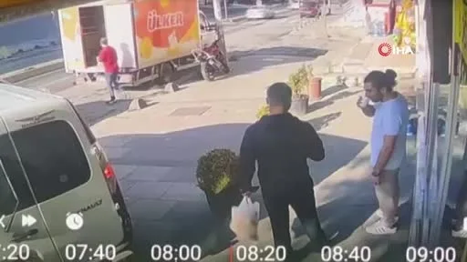 Arnavutköy’de kaza anı kamerada: Çarpışmanın etkisiyle kaldırıma uçtu