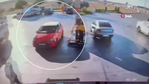 Şüphelinin para dolu poşeti alarak uzaklaştığı anlar; Kameraya yansıdı