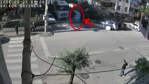 Bursa’da tır, dar sokakta dönüş yaparken giysi toplama kutusuna devirdi