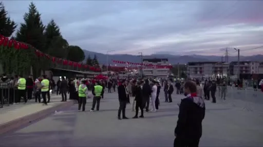 Milli maç için stadyuma akın eden binlerce vatandaş renkli görüntüler oluşturdu