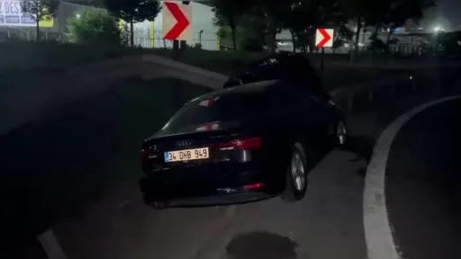Bahçelievler’de virajı alamayan otomobil bariyere çarptı: 1 yaralı