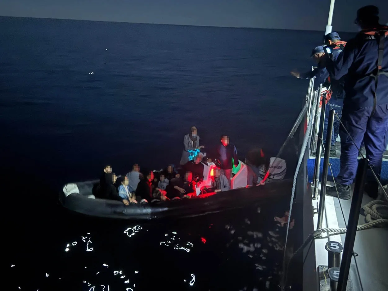 Çanakkale’de arızalanan lastik botla sürüklenen 14 kaçak göçmen kurtarıldı