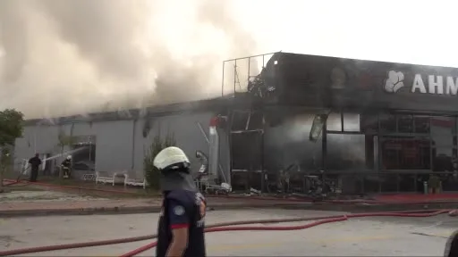 Sakarya’da restoran alevlere teslim oldu, çok sayıda ekip sevk edildi