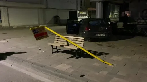 İnegöl’de kontrolden çıkan araç kaldırıma çıktı