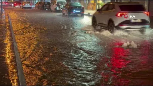 Küçükçekmece’de yollar göle döndü, rögarlar taştı