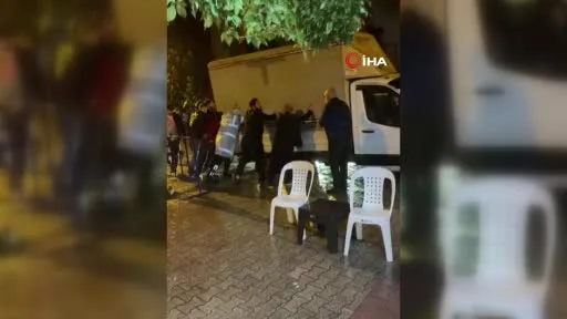 Fatih’te yağmur sonrası yol çöktü: Kamyon ve otomobil çukura girdi