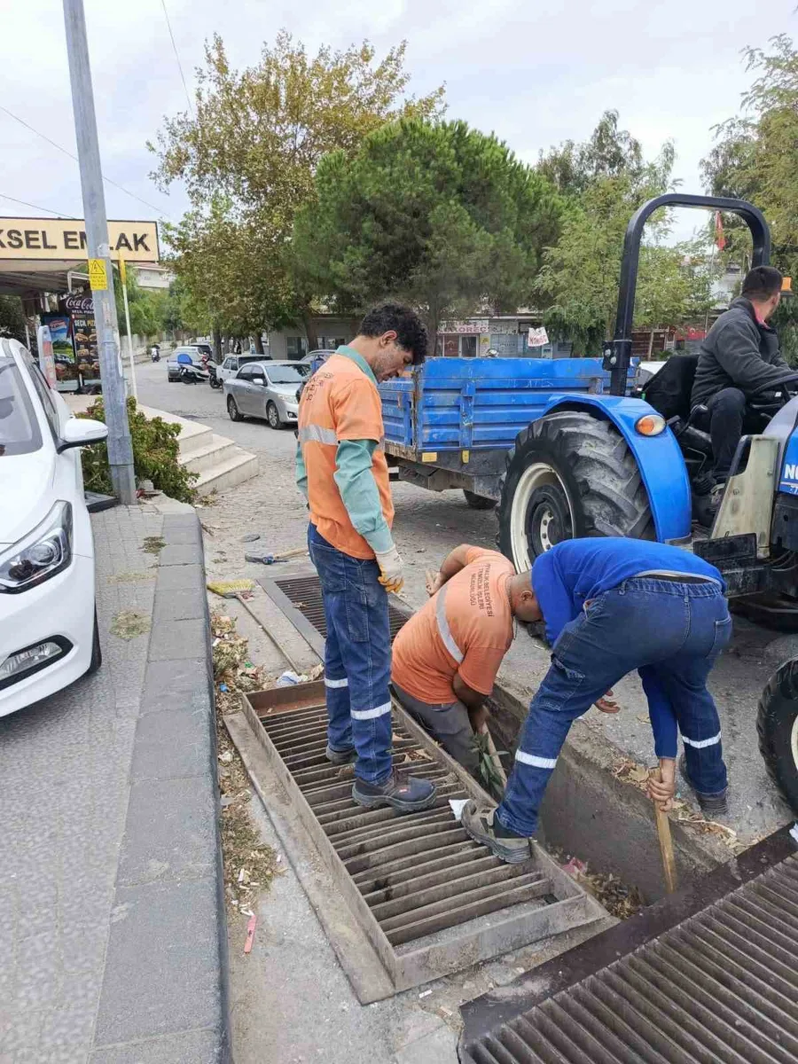 Ayvalık’ta mazgal ve yağmur suyu kanallarında büyük temizlik