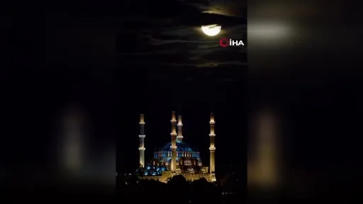 Selimiye Camii, parçalı dolunay manzarasıyla mest etti