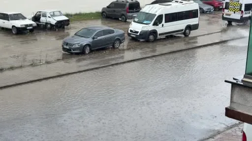 Sağanak yağış yolları gölete çevirdi: Araçlar temkinli ilerledi