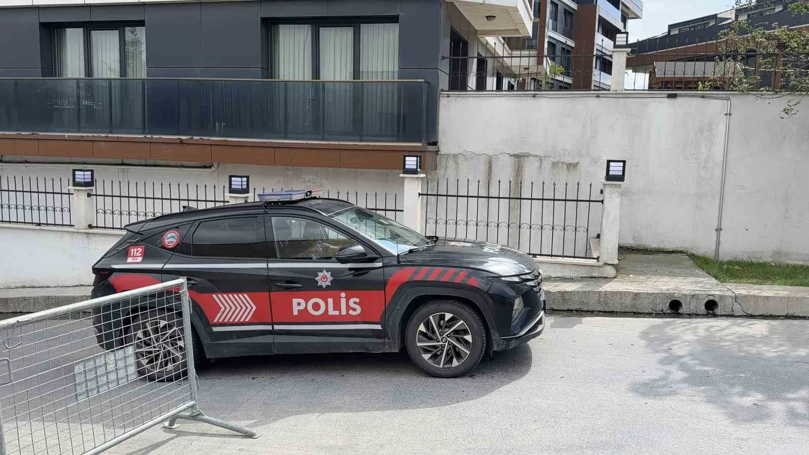 Annesiyle tartıştı, öfkesini İETT durağından çıkardı: Kaldırım taşıyla camını kırdı