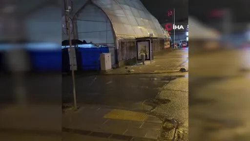 Annesiyle tartıştı, öfkesini İETT durağından çıkardı: Kaldırım taşıyla camını kırdı
