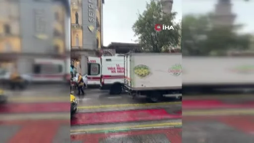 Yolun karşısına geçerken otomobil çarptı: Vatandaşlar yaralıya şemsiye tuttu