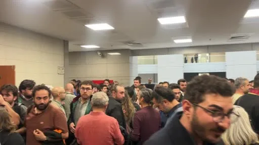 "Cumhurbaşkanına hakaret", "Halkı kin ve düşmanlığa tahrik ve aşağılama" ile "Suçu ve suçluyu övme" suçlarından hakim karşısına çıkan komedyen Deniz Göktaş’ın tahliye edilmesine karar verildi