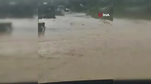 Şiddetli sağanak sele dönüştü: Yol ulaşıma kapandı