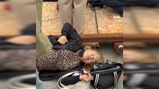 Kadıköy’de inşaatın dış koruma kaplaması vatandaşların üzerine düştü: 2 yaralı