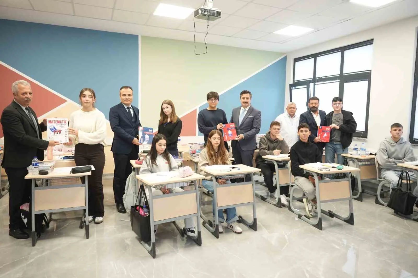 Yenişehir’de üniversite adaylarına 3 bin kitap desteği