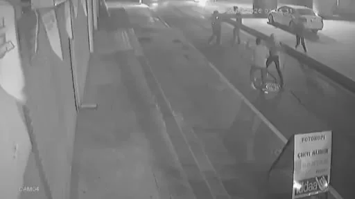 Zeytinburnu’nda abisiyle tartışan adam yeğenlerinin çekiçli sopalı saldırısına uğradı