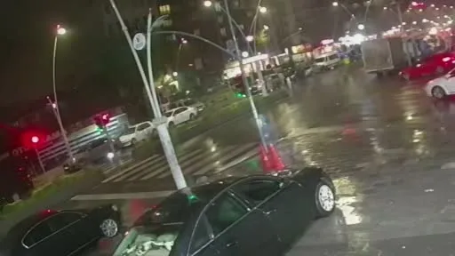 Esenler’de kayganlaşan yolda motosiklet sürücüsü metrelerce sürüklendi... O anlar kamerada