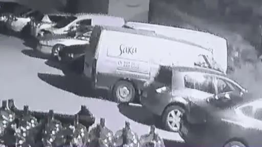 Bilecik’te 2 farklı bölgede araçlara zarar vererek lastikleri kesen şahıs güvenlik kamerasına yansıdı