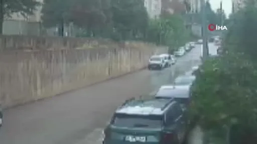 Bursa’da kontrolden çıkan otomobil park halindeki araca çarparak ters döndü: 3 yaralı