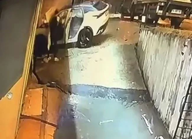 Beylikdüzü’nde feci kaza: Alev alan araçta mahsur kalan sürücüyü vatandaş kurtardı, o anlar kamerada