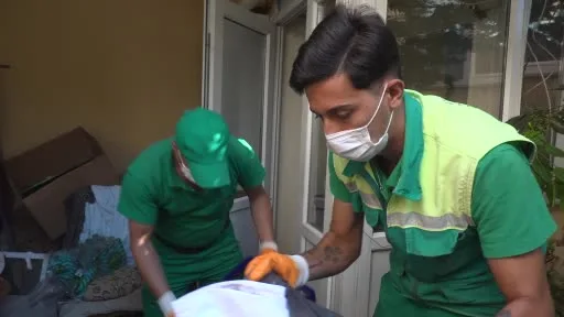 Osmangazi’de kötü koku yayan çöp ev temizlendi