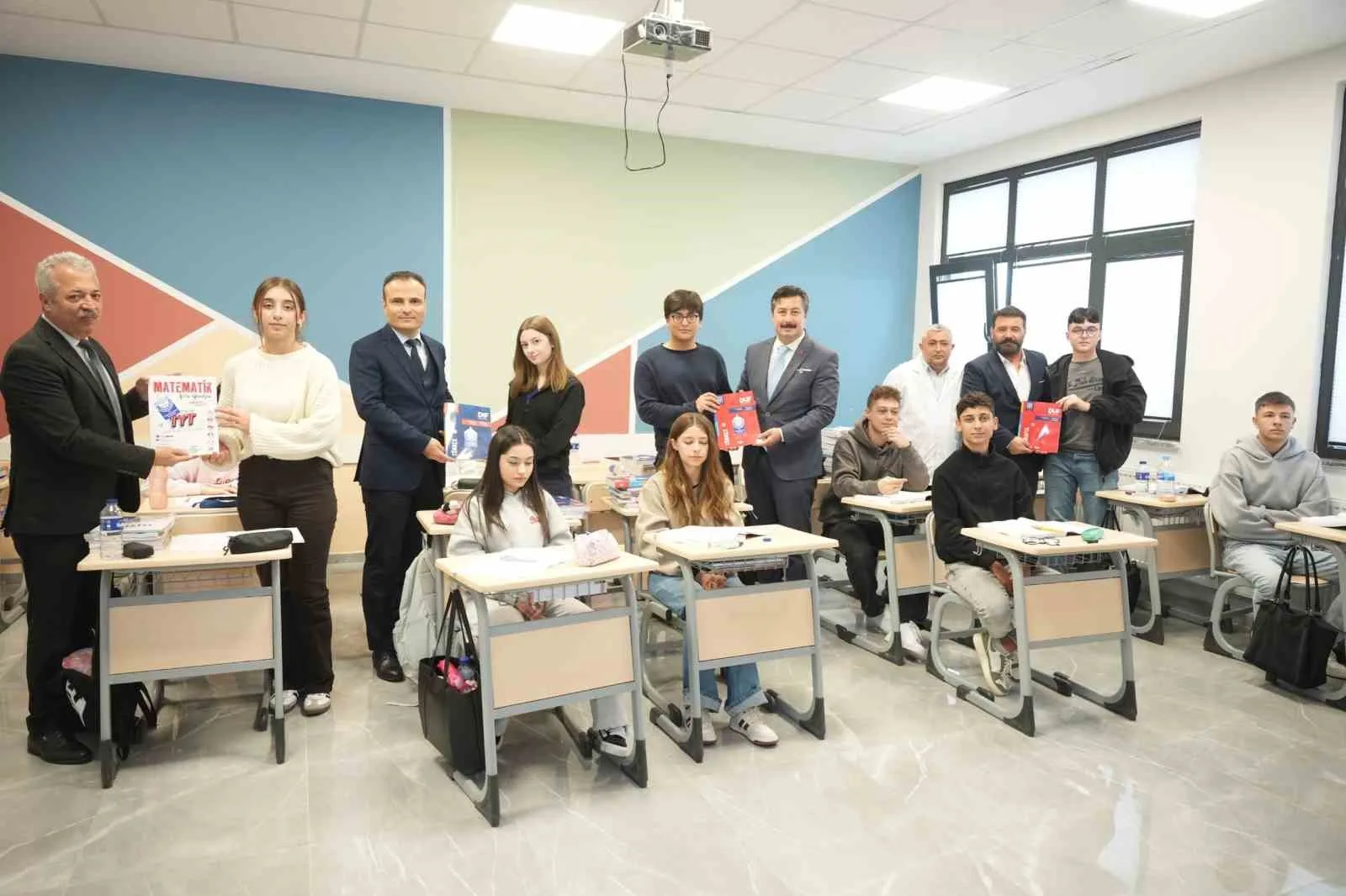 Yenişehir’de üniversite adaylarına 3 bin kitap desteği